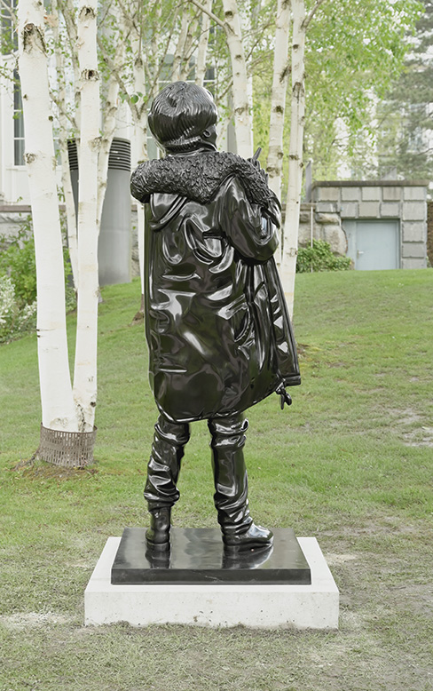 Bronzeskulptur einer Person im Wintermantel von Georg Loewit